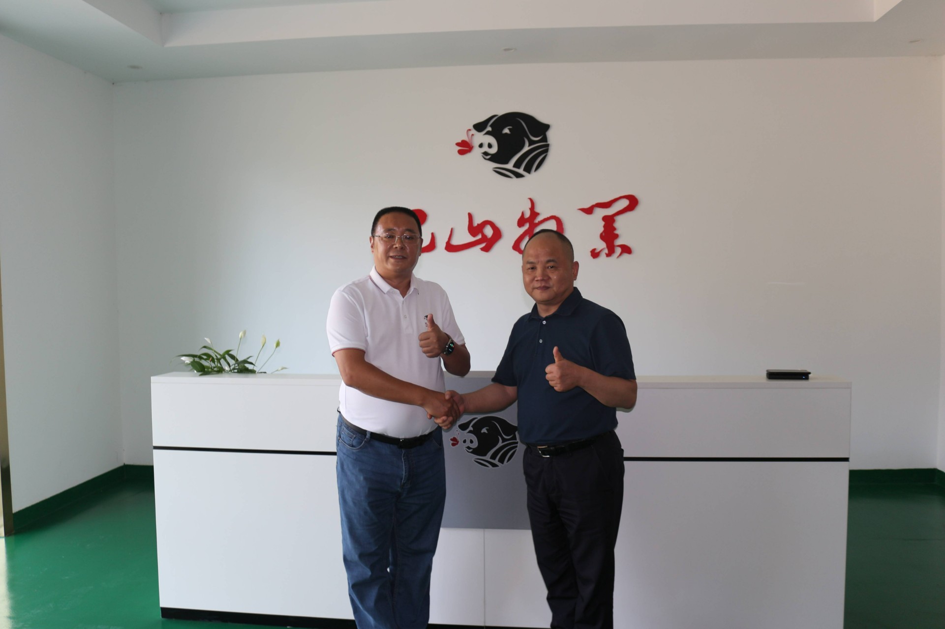 眉州東坡集團董事長王剛率公司高管一行到我公司實地考察并達成戰略合作