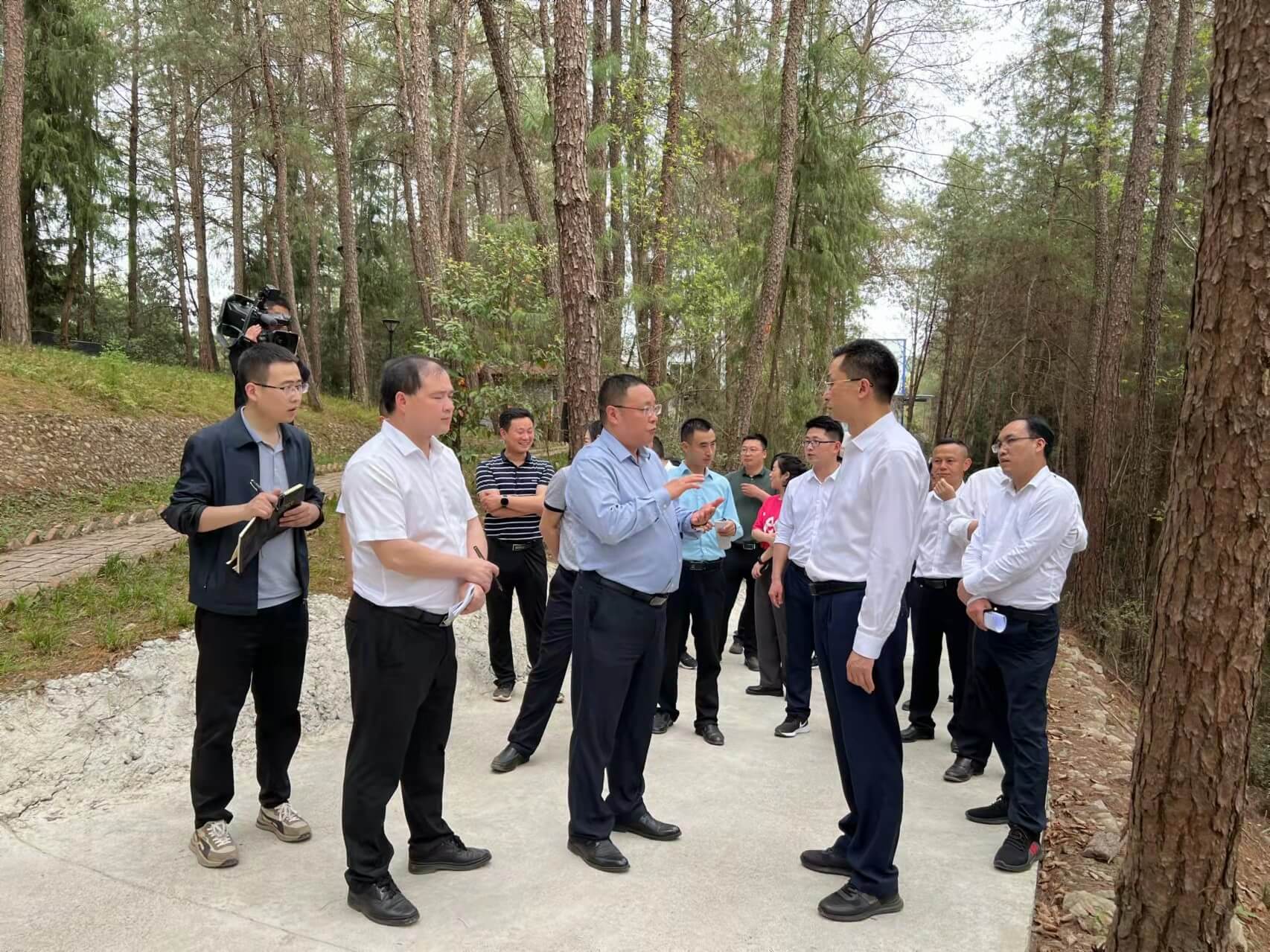 通江縣縣委書記李玉甫帶領發改、財政、經信等部門負責人等一行來公司調研